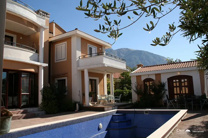 A luxurious villa with swimming pool in Kotor