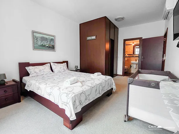 Apartment with three bedrooms and sea views, with swimming pool