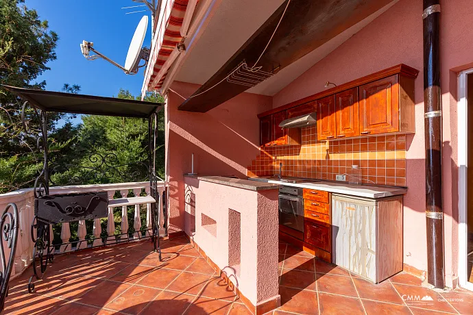 Three-storey family house in Susanj