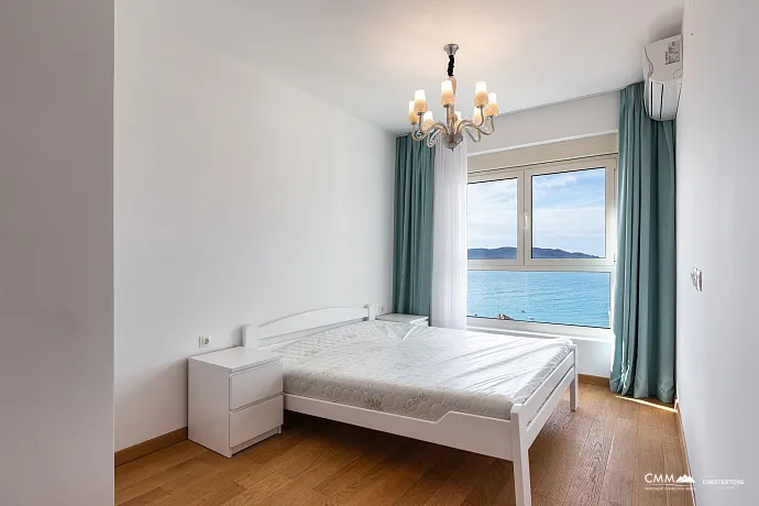 Penthouse in Rafailovici with sea view
