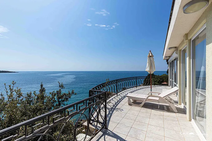 A luxurious villa with swimming pool in Utjeha