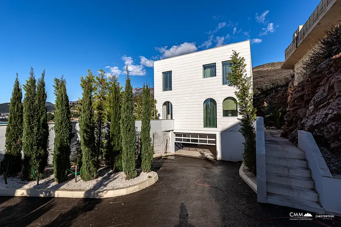 Luxurious villas in the PURE MANSIONS complex