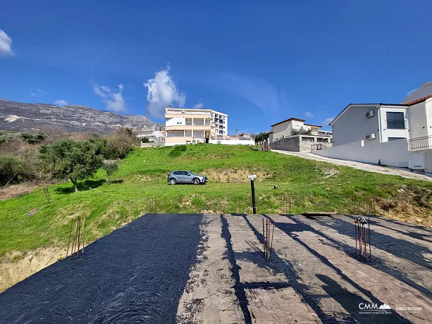 A plot with a house in Ivanovići, 905m²