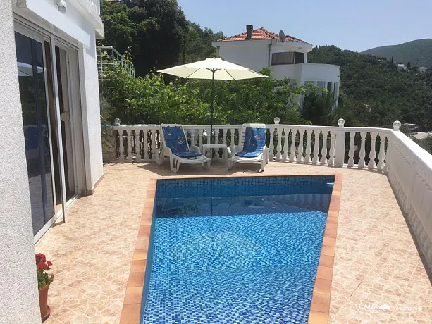 House with pool near the sea