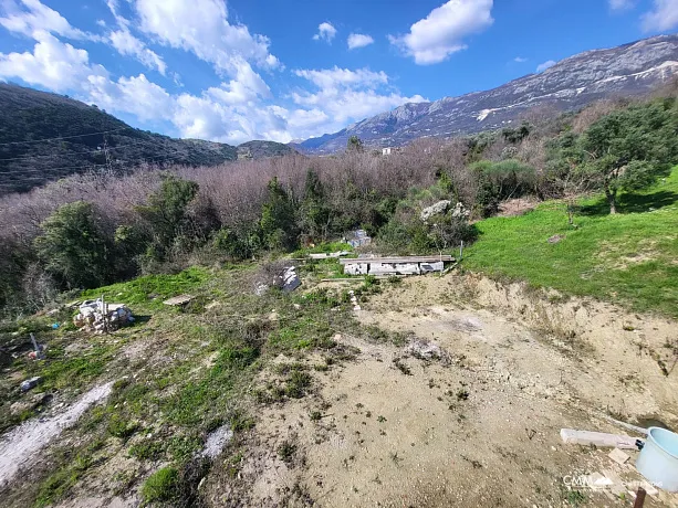 A plot with a house in Ivanovići, 905m²