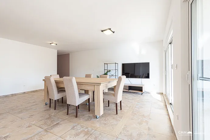 FOR SALE: SPACIOUS, FULLY FURNISHED APARTMENT IN BUDVA WITH GARAGE AND TESLA CHARGER