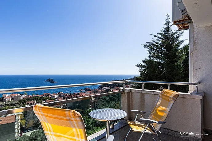 Three-Bedroom Apartment in Petrovac with Sea View