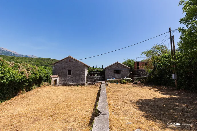 Stone House 105 m² with 2100 m² Land Plot in Glavatičići