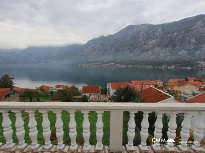 House witn sea view in Kotor