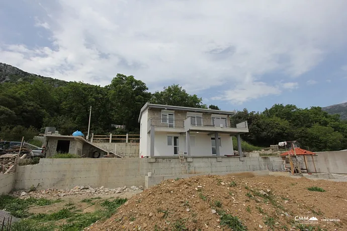 House in Bjelisi on two floors with a spacious yard