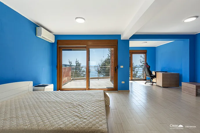 Spacious house in Utjeha with panoramic sea views