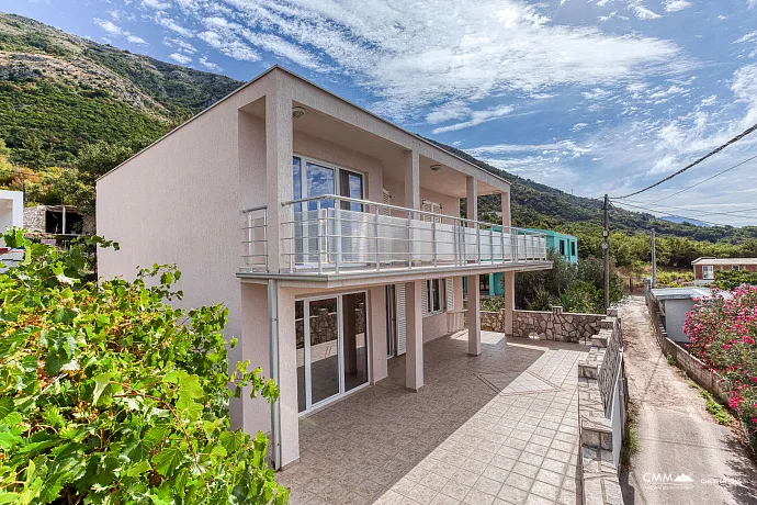 A house in Sutomore with a panoramic sea view 140 m2