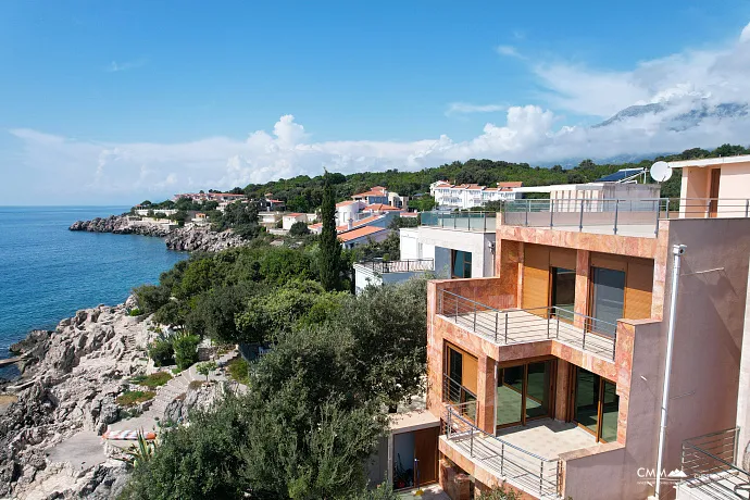 Spacious house in Utjeha with panoramic sea views