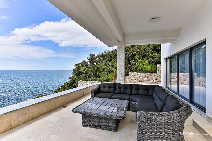 Villa with pool on the first line near Bar