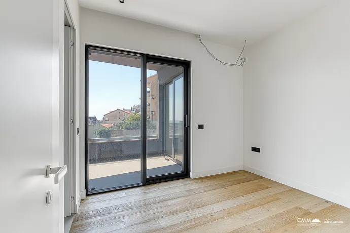 Three-bedroom apartment in Budva with a stunning view