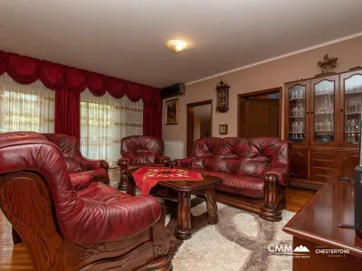 Residential and commercial building in Sutomore for sale