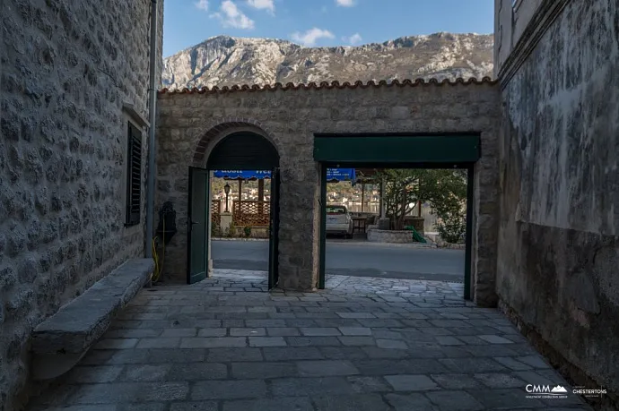 Two houses with restaurant on the front line