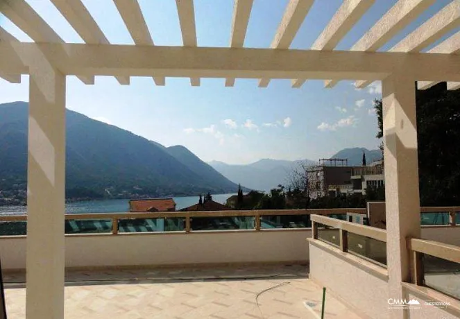 One-bedroom apartment in Dobrota with sea view
