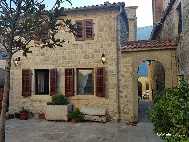 Two houses with restaurant on the front line