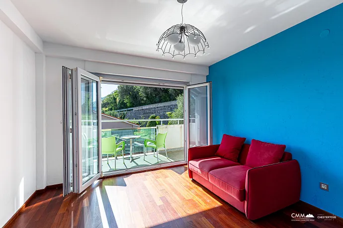 Three-Bedroom Apartment in Petrovac with Sea View