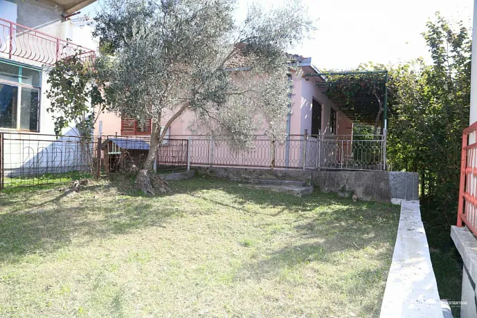 House with a courtyard and driveway in Belishi