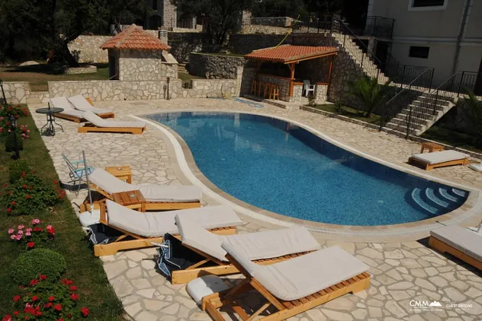 A villa with pool and sea view in Markovici