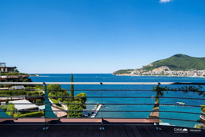 Penthouse in a premium complex with panoramic sea views