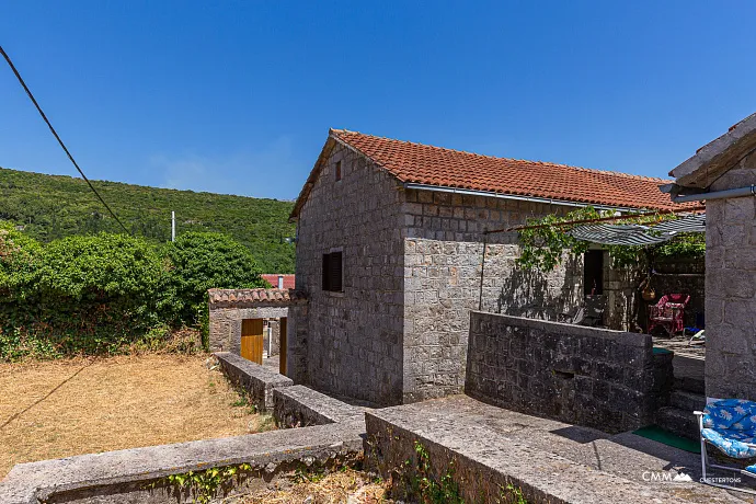 Stone House 105 m² with 2100 m² Land Plot in Glavatičići