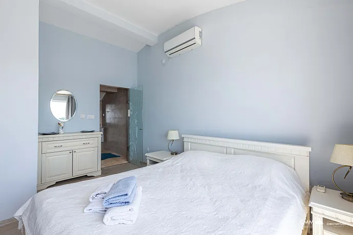 A luxurious villa with swimming pool in Utjeha