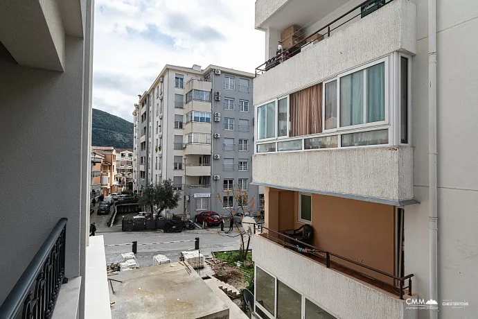 Apartment 42 m² with a parking space in the center of Budva in a new building