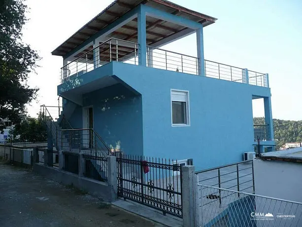 A cozy house in the picturesque area of Sutomore