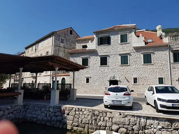 Two houses with restaurant on the front line