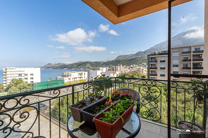 Two-bedroom apartment with a sea view.