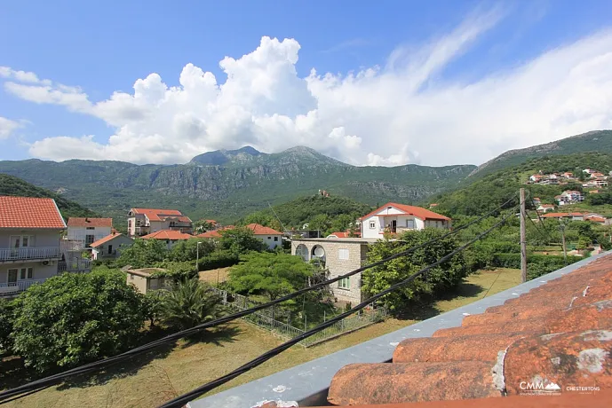 A spacious house with a large yard in Zelenika