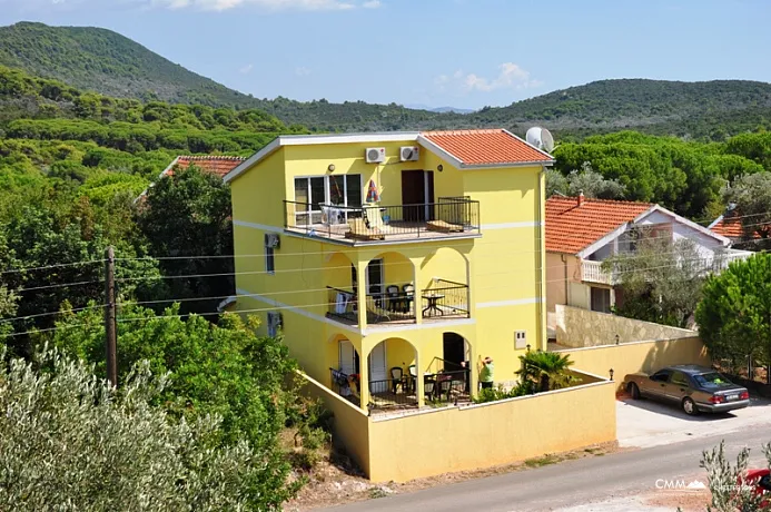 Three-storey house in Lustica