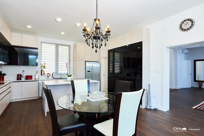 Spacious house in Kumbor with a total area of 335 m²