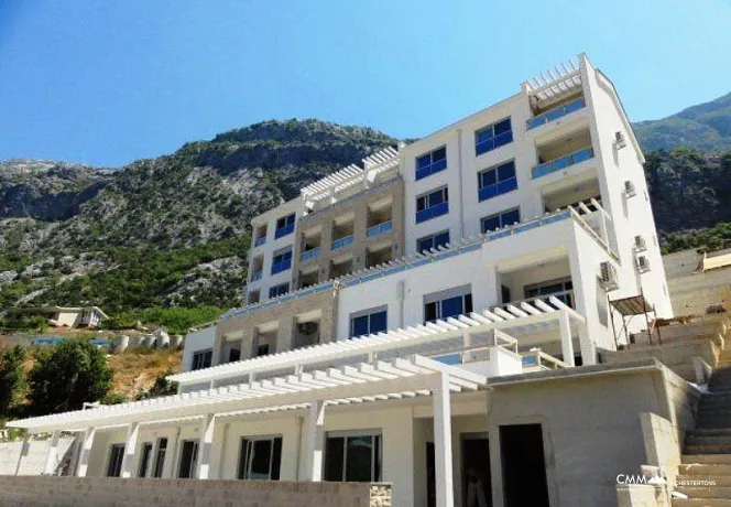 One-bedroom apartment in Dobrota with sea view