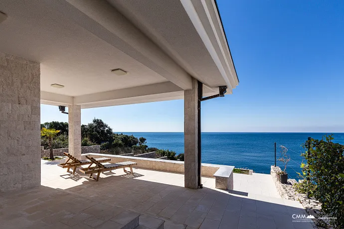 Exclusive Seafront Villa