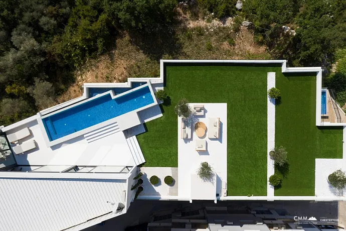 Unique penthouse with pool and roof garden