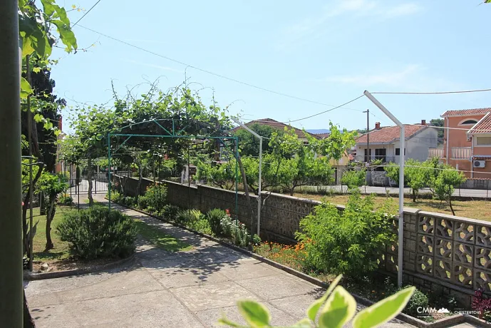 A spacious house with a large yard in Zelenika