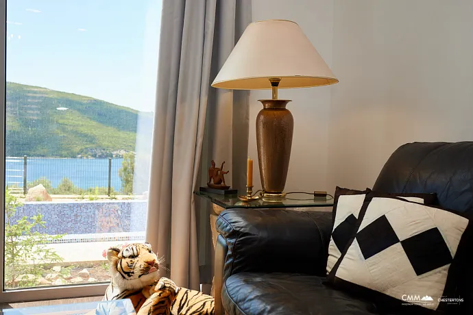 Spacious house in Kumbor with a total area of 335 m²