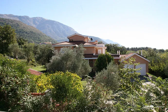 A luxurious villa with swimming pool in Kotor