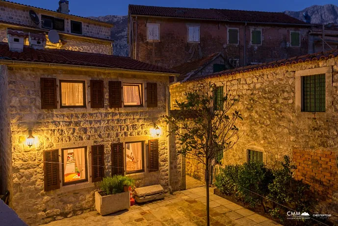 Two houses with restaurant on the front line