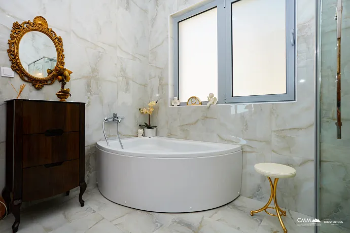 Spacious house in Kumbor with a total area of 335 m²