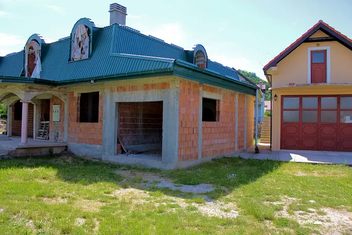 House for sale with a large plot in Cetinje