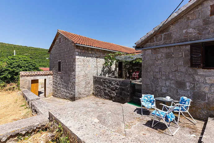 Stone House 105 m² with 2100 m² Land Plot in Glavatičići