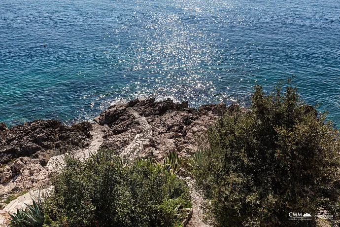 Spacious house in Utjeha with panoramic sea views