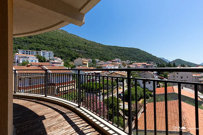 Modern Apartment with Three Bedrooms and Terrace
