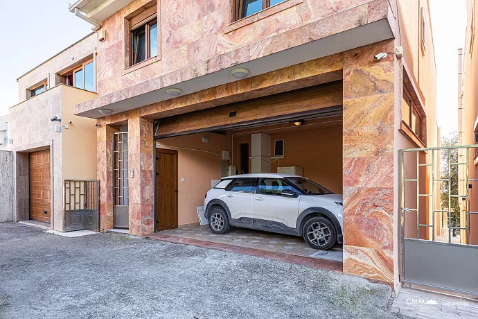 Spacious house in Utjeha with panoramic sea views