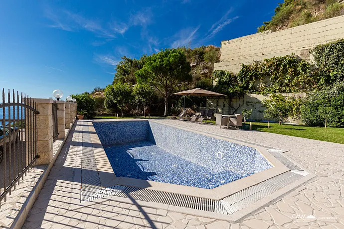 Elegance and serenity in a luxurious villa with natural views.